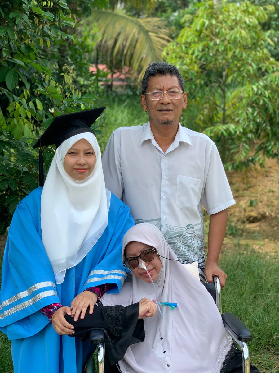 aeyka_syakirah's tweet photo. Pre-convo session feat. ummi ayah ❤🎓 #konvokesyen #kuis #iiucs https://t.co/QdbS8Qzxl8