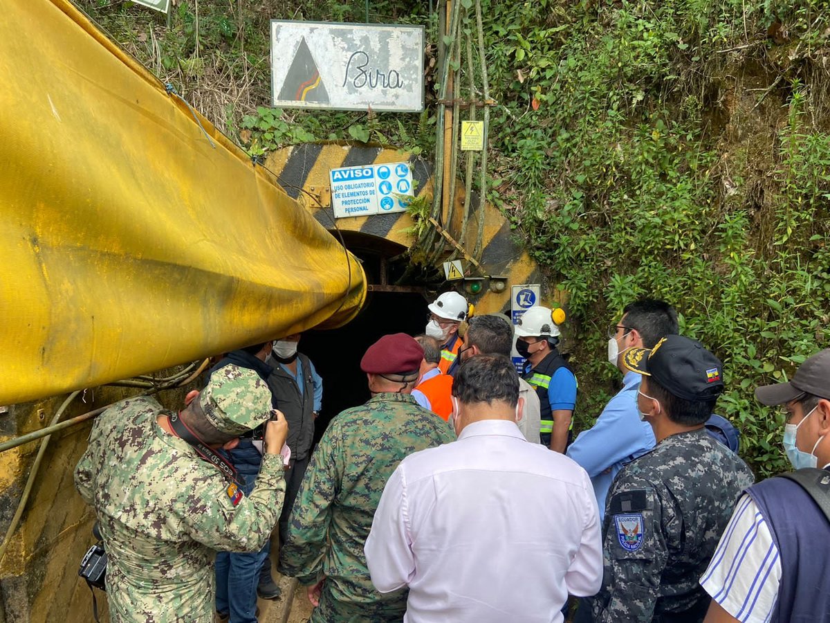 Acompañando al Ministro de Defensa Luis Hernández en la agenda que desarrolló en #Zaruma. Visitando el sector de las calles Gonzalo Pizarro y 10 de agosto, donde en meses anteriores se registró un nuevo socavón por actividades mineras ilegales.
#FranciscoVera #GuillermoLasso