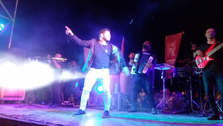 ElDisenso's tweet photo. 📌 Y como broche final: el Senador #Kaniche Castello cantando en #LaFiestaDeLaTortaFrita el pasado 31/10/21.
Recordemos que el Intendente de #Reconquista le pagó medio millón de pesos por su presentación #ATR 💰💰💰💰💰
Demostración práctica de #TusImpuestosEnAcción 💪 https://t.co/txJhaPH97X