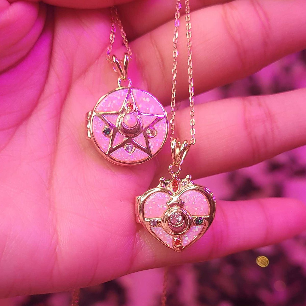 bisoulovely's tweet image. GIVEAWAY!💫
1 lucky random winner will win both of these sailor moon inspired lockets we made! Crafted in sterling silver .925 with 14kt gold plating +pink opal inlays +colorful stones✨
Follow +RT +❤️+ tag a friend below to enter!
Nov 26 last day to enter!
good luck!
