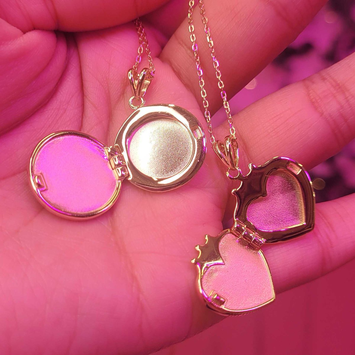 bisoulovely's tweet image. GIVEAWAY!💫
1 lucky random winner will win both of these sailor moon inspired lockets we made! Crafted in sterling silver .925 with 14kt gold plating +pink opal inlays +colorful stones✨
Follow +RT +❤️+ tag a friend below to enter!
Nov 26 last day to enter!
good luck!