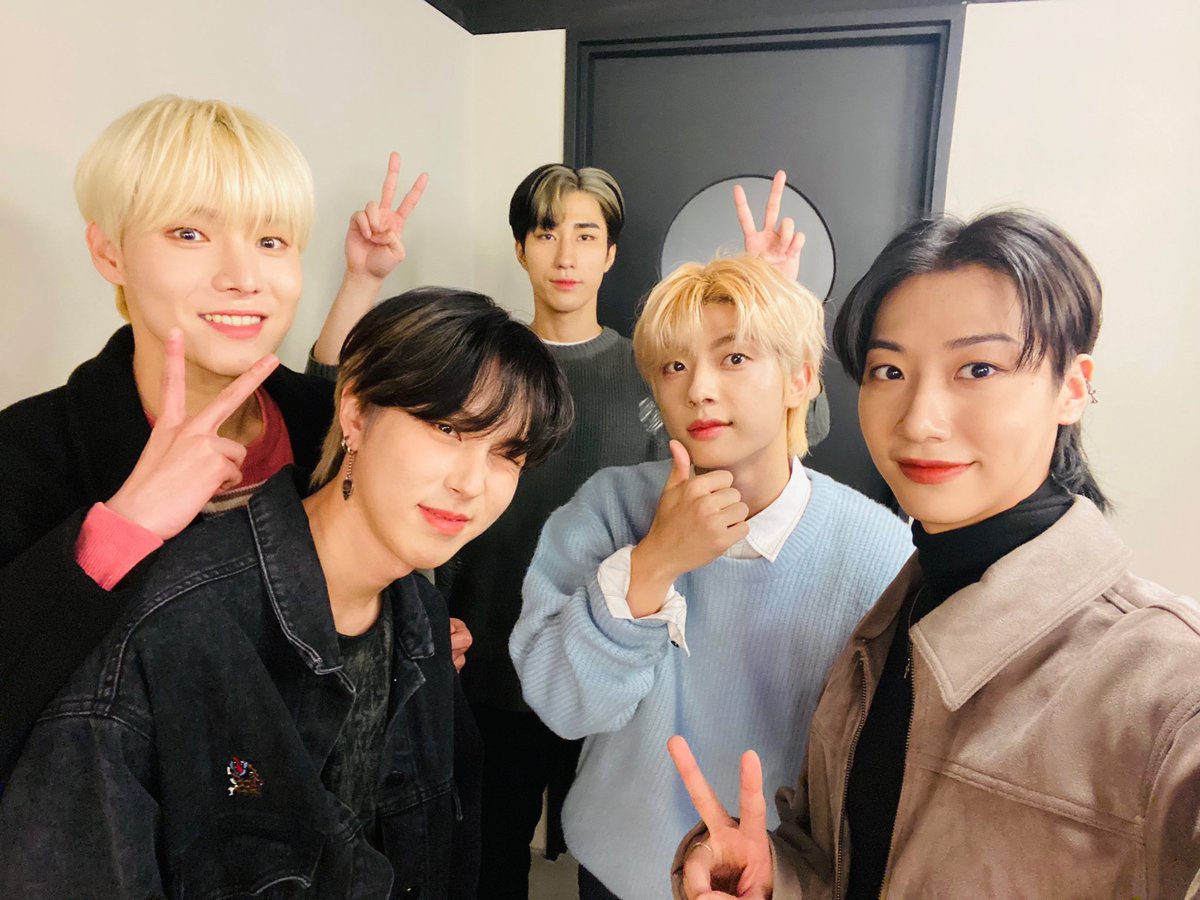 official_ONEWE's tweet photo. [#ONEWE]

잠시 후 12시 30분 우리 위브
여러분 네이버 나우 '점심어택' 
원위와 함께 즐거운 목요일
점심 보내세요🧡

#원위 #위브 #점심어택 https://t.co/xNxHbGZi3q