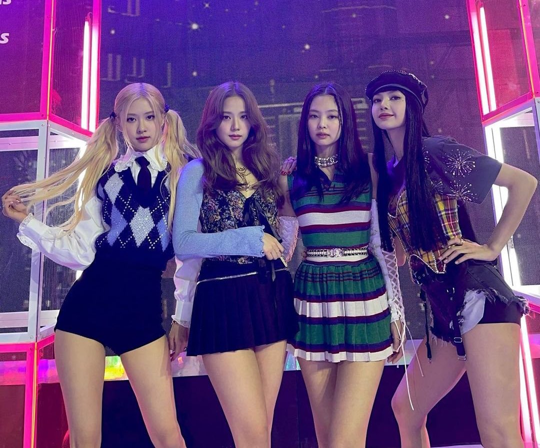 BLACKPINKCNTRAL's tweet photo. YG Entertainment has confirmed that #JISOO, #JENNIE, and #ROSÉ have tested negative for COVID-19. 

#LISA, who was confirmed of the virus disease yesterday, is currently in good conditions without any particular symptoms. @BLACKPINK

🔗 https://t.co/dR5zVB6tKt https://t.co/f9QpiqQ7xI