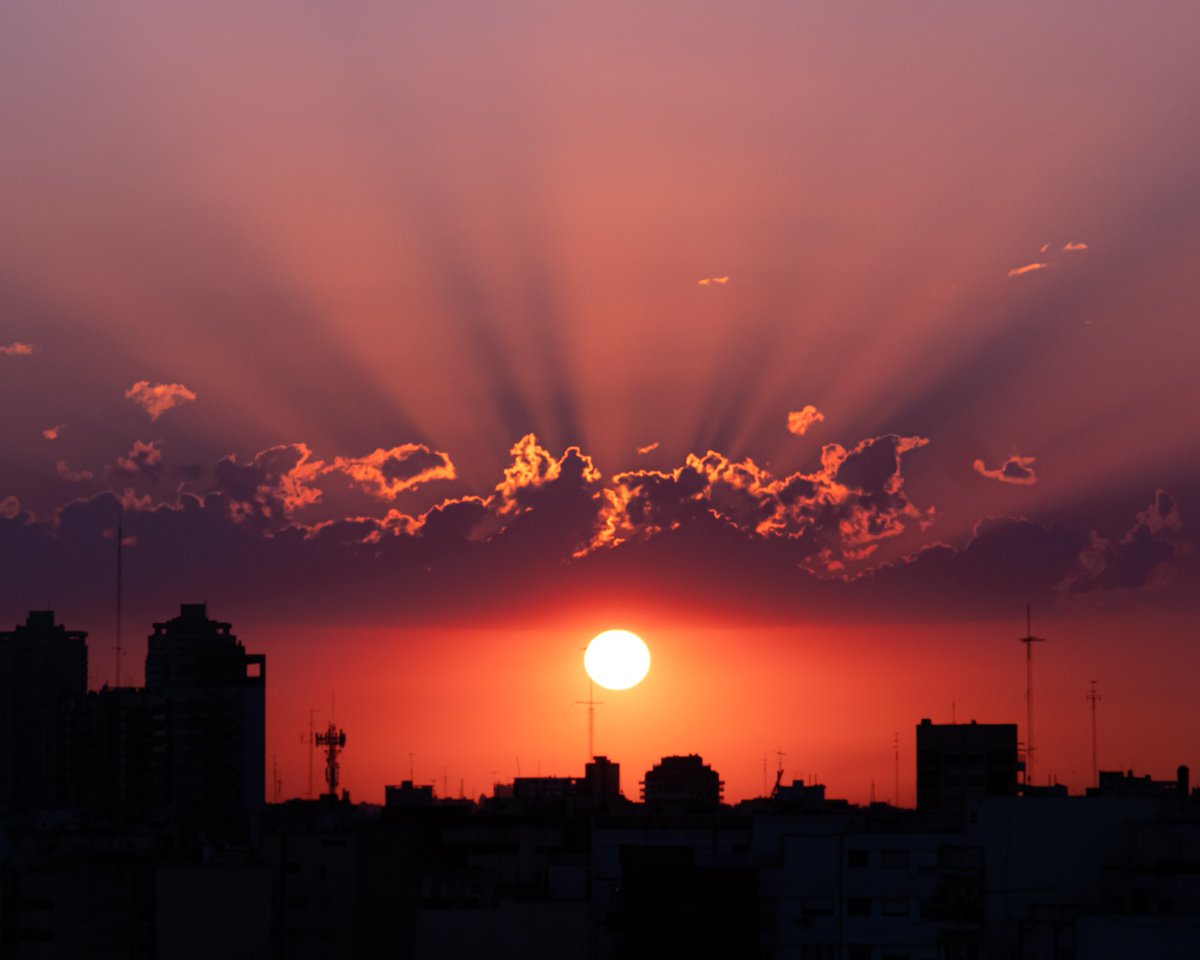 facfreddy's tweet photo. Hello everyone, I'm a photographer, I do a bit of everything #streetphotography , #sunsets , #NightPhotography #MoonLovers . I hope you can support me and continue to show my work. https://t.co/gB8iXrUDVn