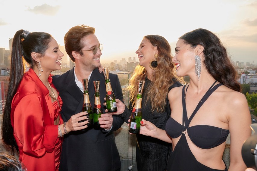 acervodiego's tweet photo. Diego é capa da Forbes México! ❤
Na legenda, ele escreveu:
"Uma honra representar os 100 mexicanos + criativos na última capa da @/forbesmexico. Obrigado @/moetchandon pela noite incrível e pelo apoio incondicional ao cinema e à cultura mexicana
#TOASTFORACAUSE
#TOASTWITHMOET". https://t.co/pIb2HsD6BW