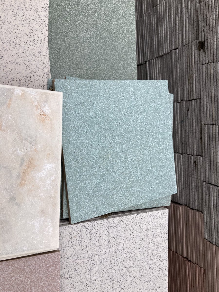 こんにちは。在庫状況を確認して来ました。
昨日多くのお客様が来場され、購入されましたがまだ、残っております。台所のバックスプラッシュなどにいかがですか？
大理石、御影石、まだありました。よろしくお願いします。