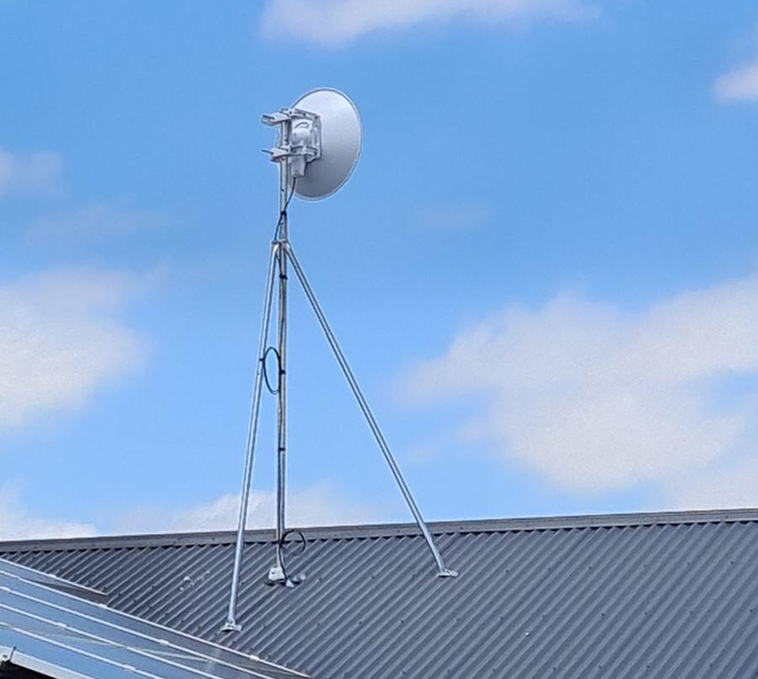 UnwyredISP's tweet photo. Another day, another install in Murray Bridge, South Australia. 
 
You will be seeing a lot more of these around town 😀

We are proud locals delivering a better experience to our customers.

#unwyredisp #skycoin #wisp #web3 #isp https://t.co/iCq9rH6k1M