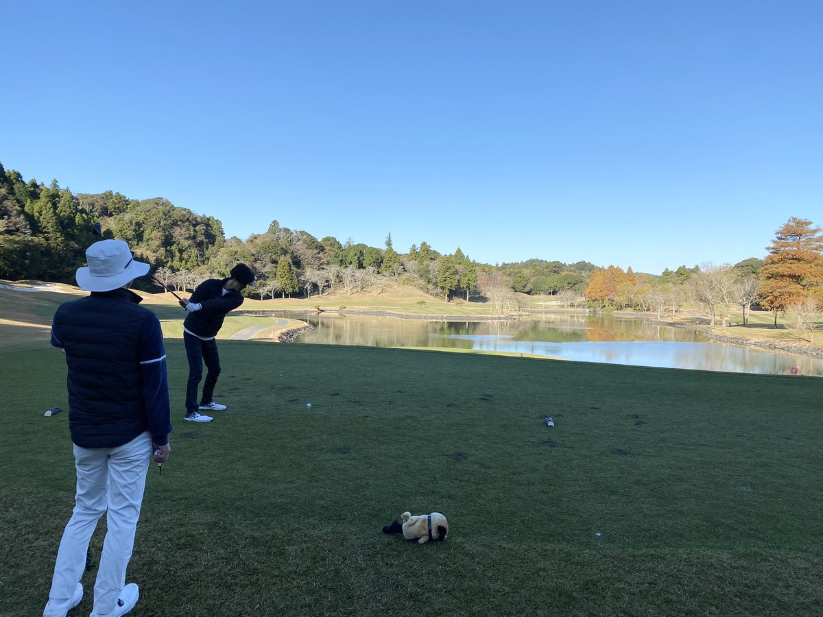 FSuzuking's tweet photo. 快晴ゴルフ⛳️

前半終わって45😎
年内に90切りたいけど難しそう。。 https://t.co/mgazJrihro