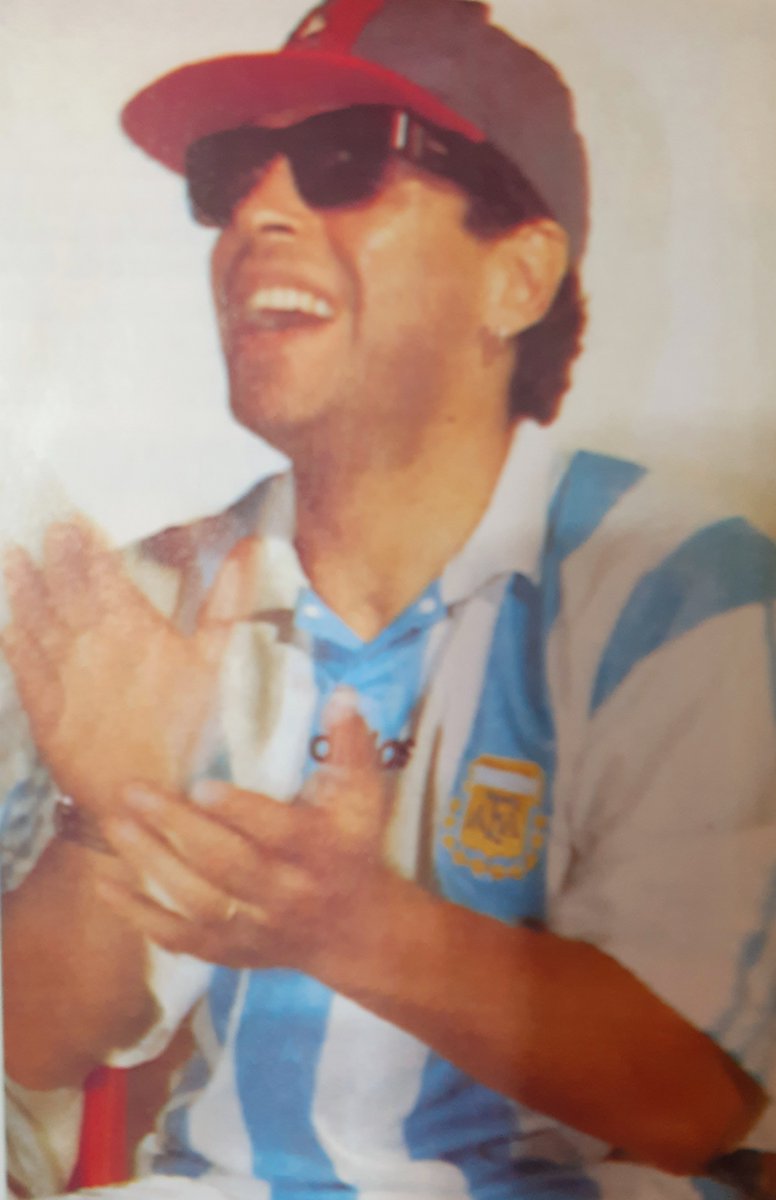 #DiegoEterno
Diego Armando estamos esperando que vuelvas. 
Siempre te vamos a querer.
Por las alegrías que le das al pueblo.
Y por tu arte también. 
Gracias Diego por hacerme feliz a mi y a millones de Argentinos.