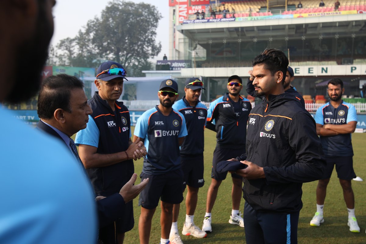 ICC's tweet photo. Congratulations to @ShreyasIyer15 who received his maiden Test cap from the legendary Sunil Gavaskar 👏

#WTC23 | #INDvNZ https://t.co/YrUMFr3d6d