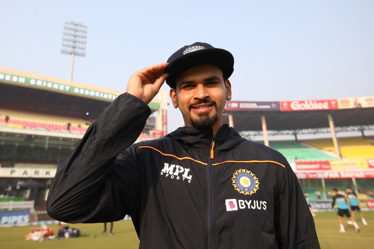 ICC's tweet photo. Congratulations to @ShreyasIyer15 who received his maiden Test cap from the legendary Sunil Gavaskar 👏

#WTC23 | #INDvNZ https://t.co/YrUMFr3d6d