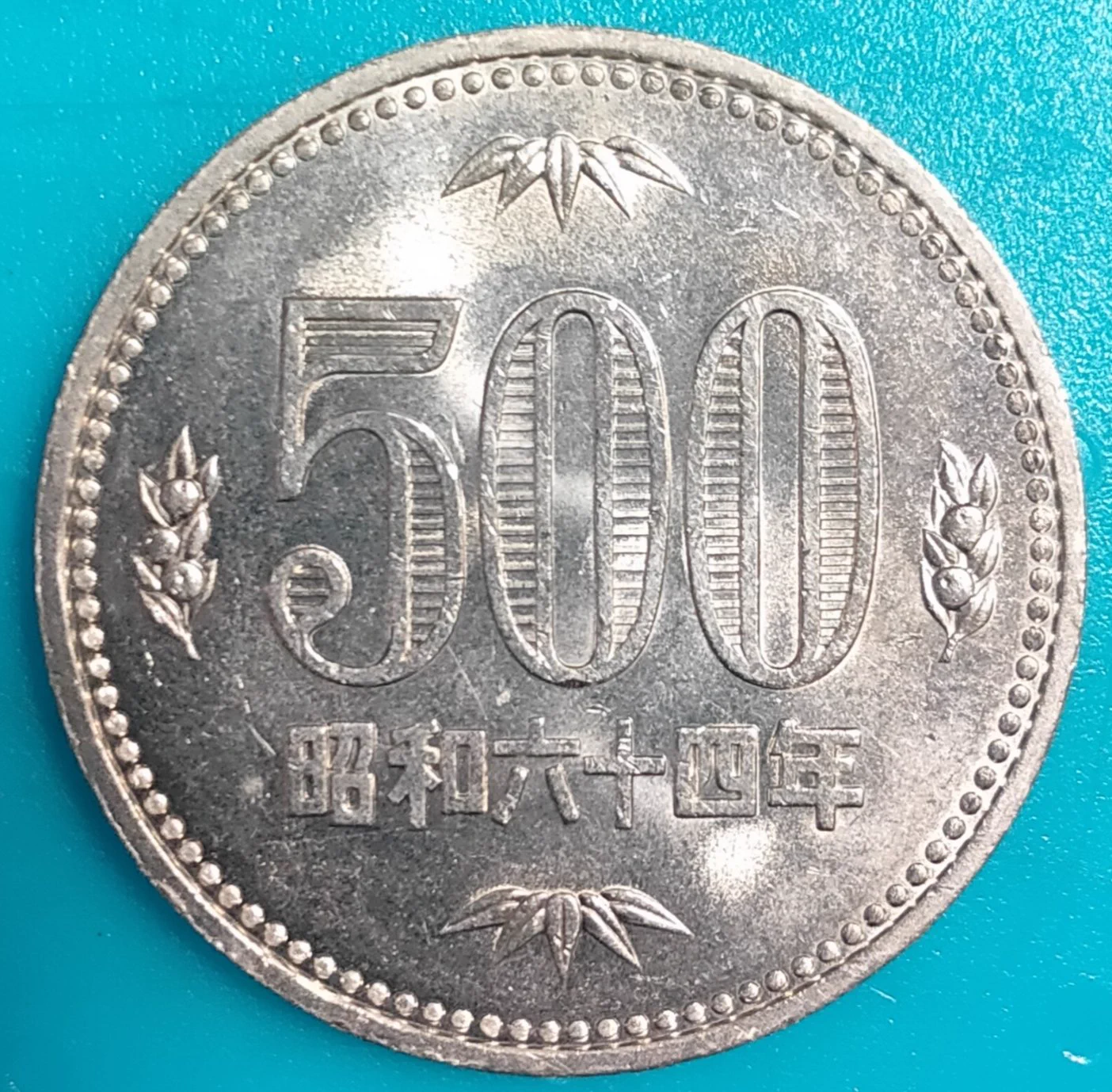 @p_on_p 1枚目の輝いてる方が10年前に銀行から出てきて保管していた旧500円玉、2枚目がネット上でコピー品として売られていると報告されている旧500円玉の画像です。
見分ける自身がねぇ... 