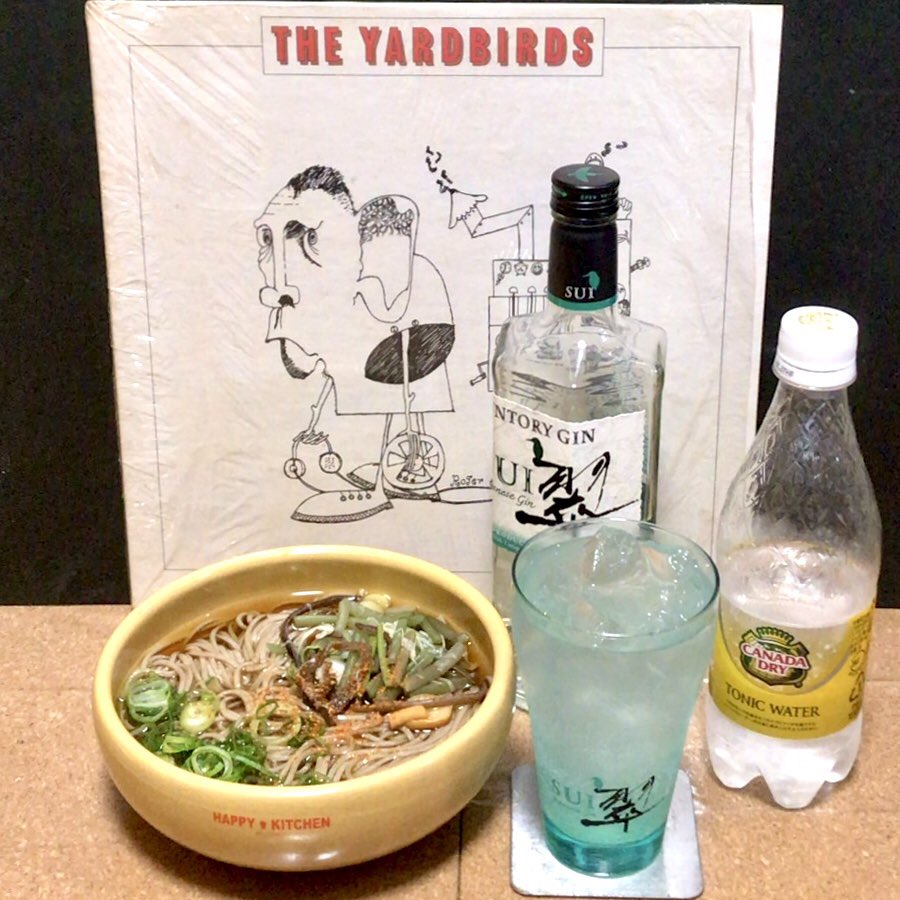 SKYLINE_E_ECR33's tweet photo. 休みの #お昼ごはん は
久々に #蕎麦 茹でた
#山菜そば と
#翠 を #ジントニック で
なかなかに 奇異な組合せ?
いやいや
どうせ
#それはまだ流行ってない
#ジン やけん
よかろ
(笑)
🍜😊🍸
#SUI
#Suntory
#Gin
#GinTonic
#NowPlaying
#RogerTheEngineer
#TheYardbirds https://t.co/HGOMJJQVrC