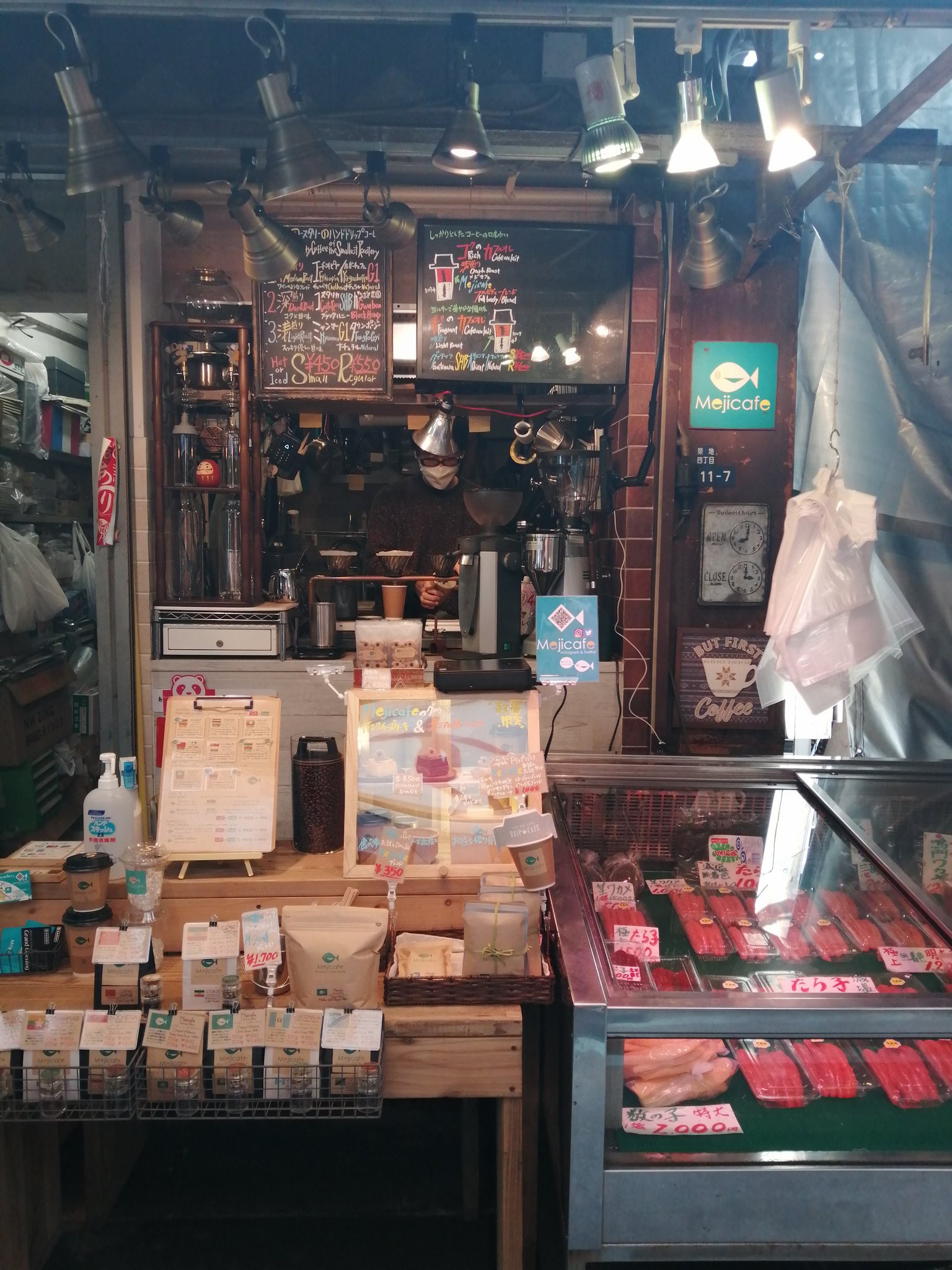 海のレシピ 海の森 海のいま 展 ありがとうございました 築地 築地といえば まぐろとコーヒーですね メジカフェ Mejicafe まぐろ屋二代目 本マグロの手前だからメジ ロゴが魚で目が珈琲豆 築地 いろんな豆の珈琲 たらこが陳列 T