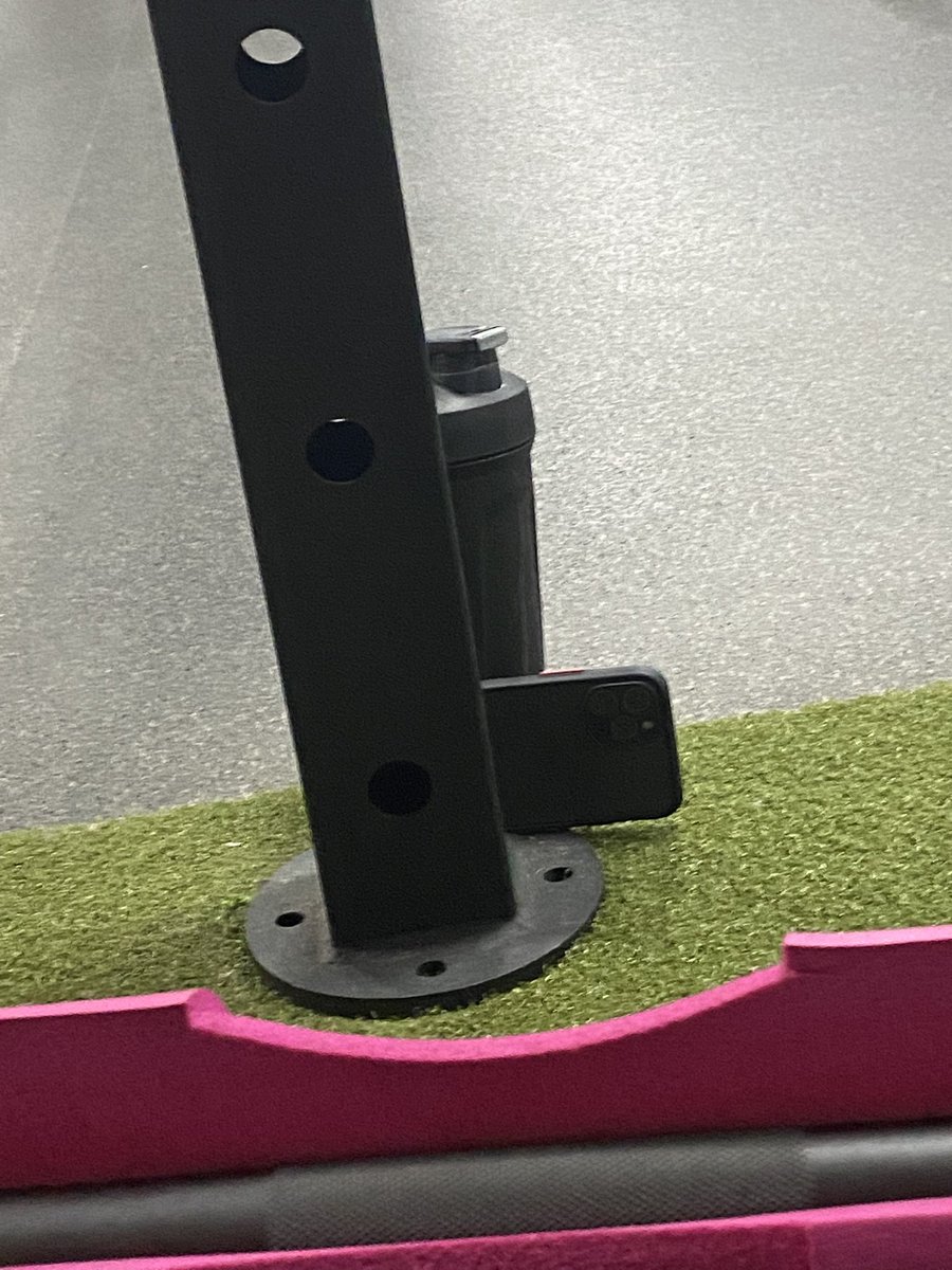 Raquelgzz19's tweet photo. 🚨Mujeres que van al gym: aunque las apariencias engañen y parezcan hombres decentes y buenos nunca se confíen. Llevo dos años en el mismo gym y hoy un señor que llevo viendo desde que entré me grabó.  Haré storytime para fomentar tener más cuidado en este tipo de situaciones https://t.co/vXC3RlDbc8