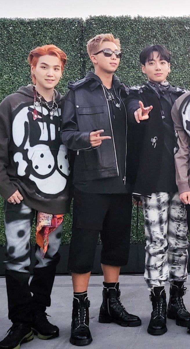 JCalayag12's tweet photo. The Hybe Line 😁😂💜😍😅
#YOONGI #Namjoon #JungKook @BTS_twt myloves💜 https://t.co/zXUAV2CbSQ