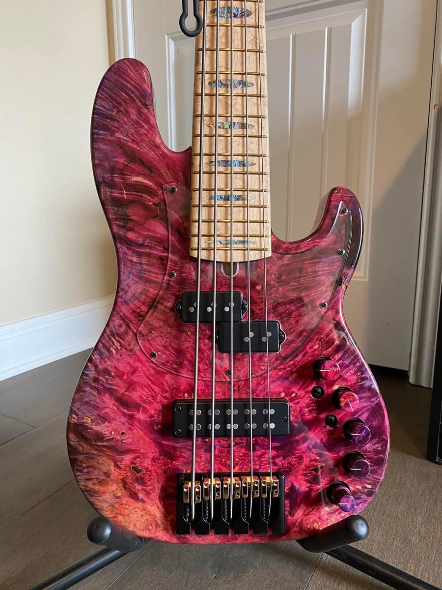 DarrellCBassist's tweet photo. What is this bass sorcery? #Devonbasses #bass #bassguitar #bassbuilder #luthier https://t.co/y4XQyqhnd0