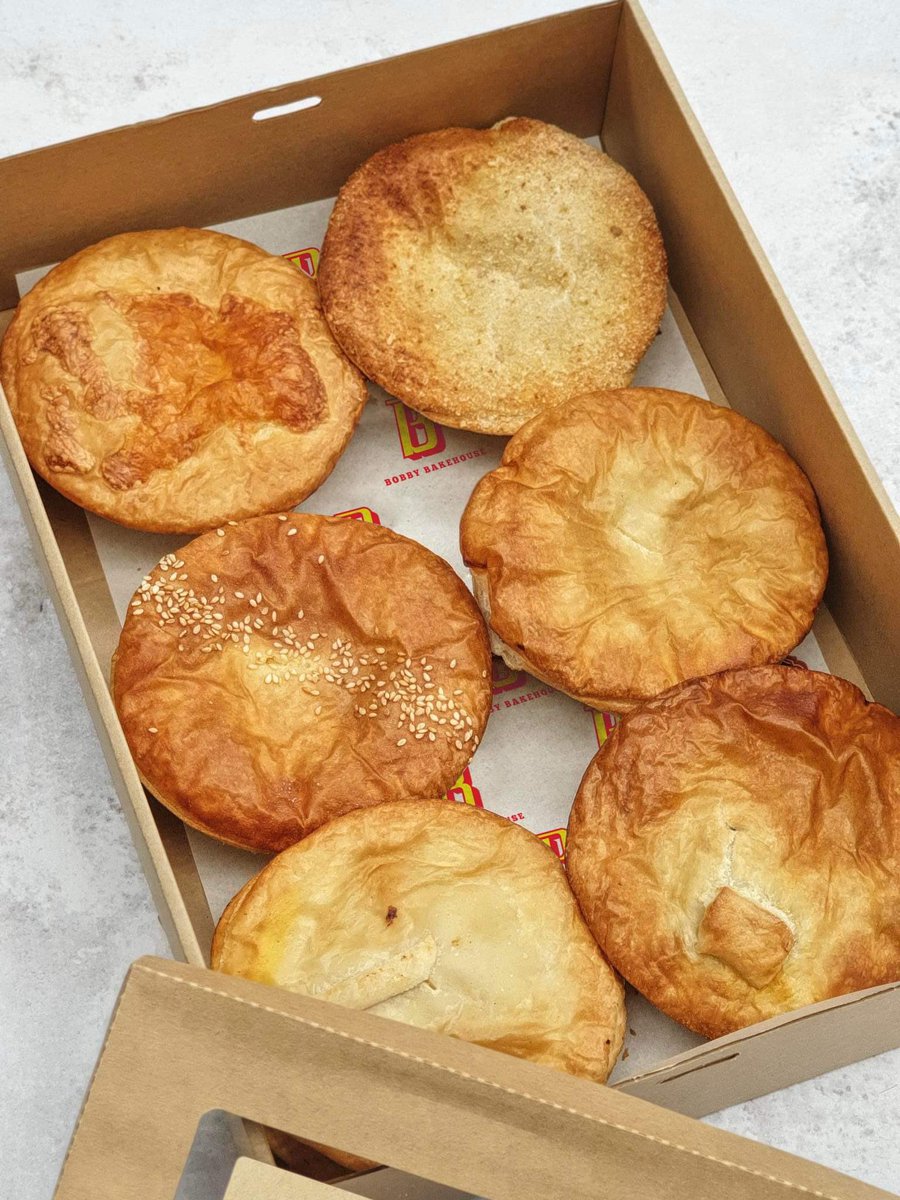 bobbybakehouse's tweet image. Enjoy the weather with our freshly served pies! 🥧 #pieweather