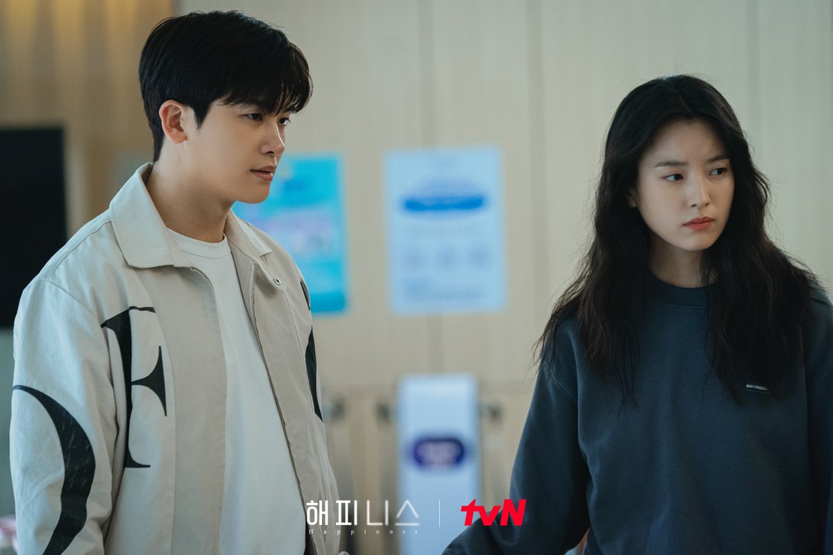 CJnDrama's tweet photo. 위기의 101동⚠️
극심한 갈증에 고통스러워하는 승범..?😱

[금토] 밤 10:40 TVING | tvN
#티빙오리지널 #해피니스 #happiness #tvN #TVING
#한효주 #박형식 #조우진 https://t.co/jwyx3WgRr5