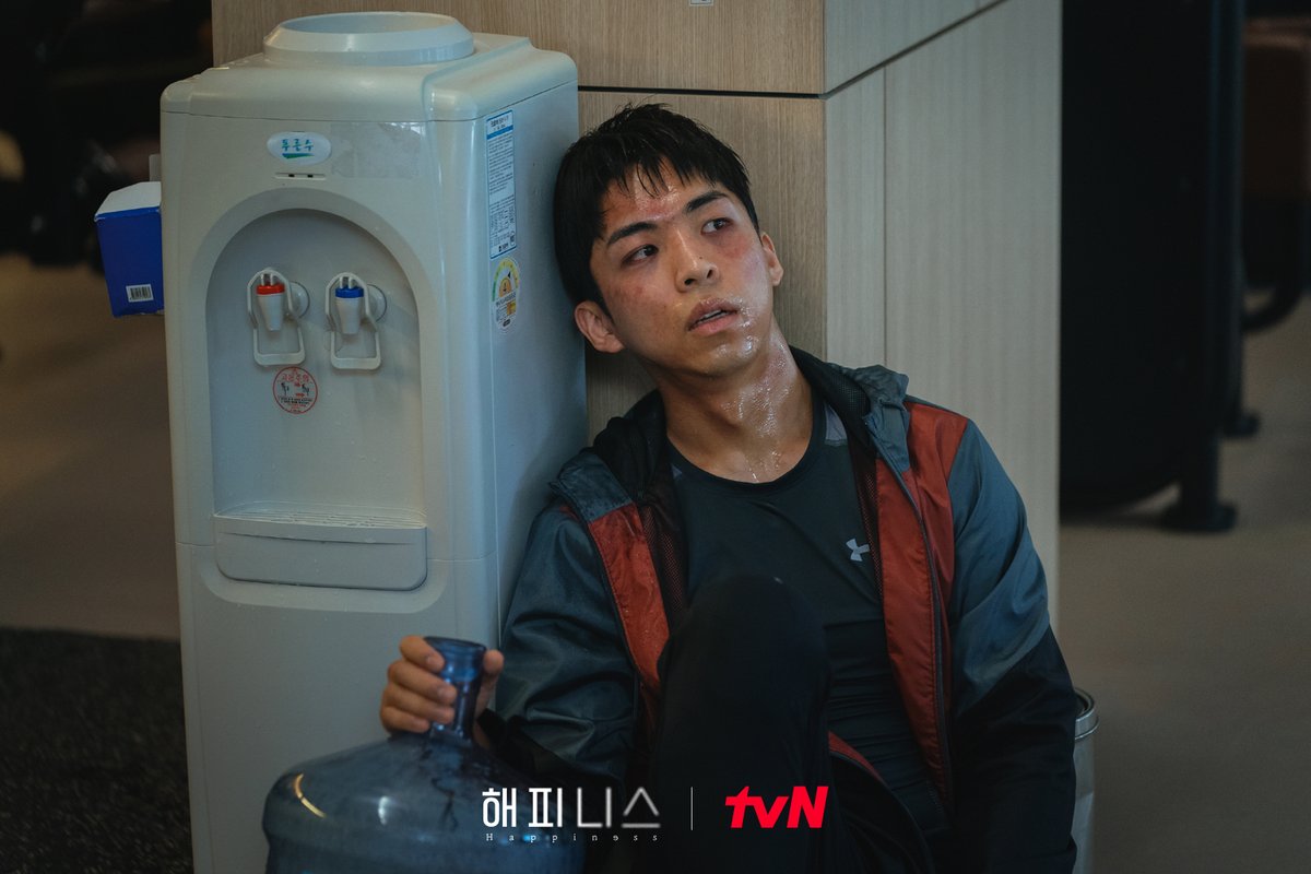CJnDrama's tweet photo. 위기의 101동⚠️
극심한 갈증에 고통스러워하는 승범..?😱

[금토] 밤 10:40 TVING | tvN
#티빙오리지널 #해피니스 #happiness #tvN #TVING
#한효주 #박형식 #조우진 https://t.co/jwyx3WgRr5