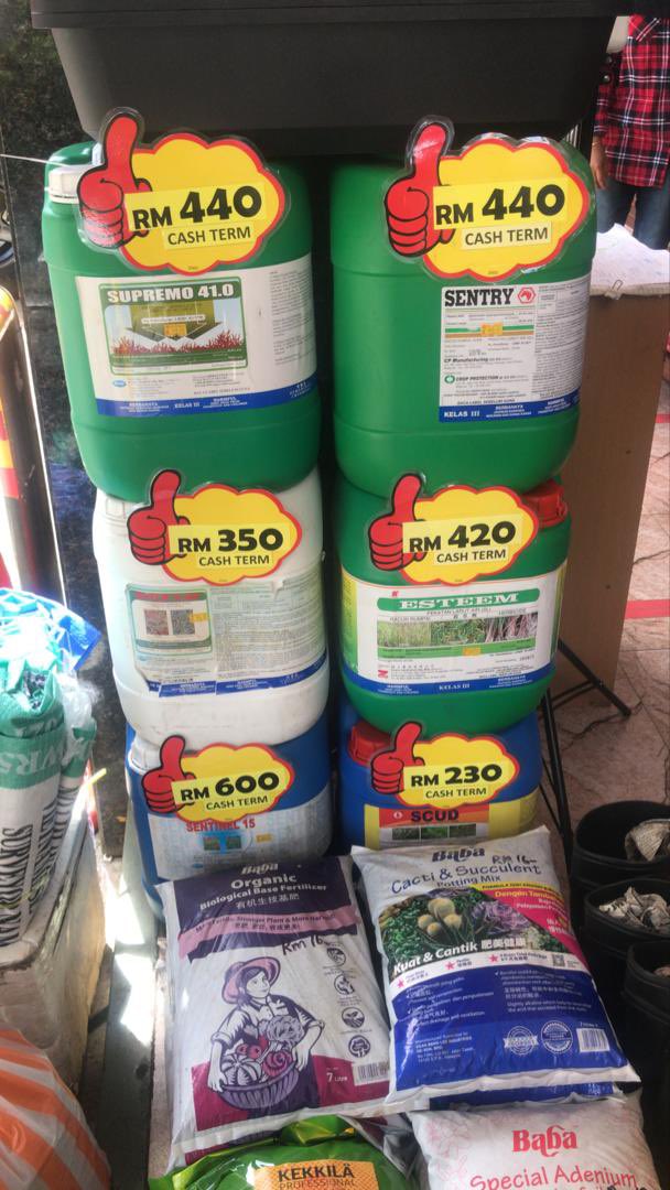 SamrizalL's tweet photo. Kenapa trlalu membebankn rakyat dngn sgala barang asyik naik mendadak harganya..senangkn jln raya yg belubang sna sini,internet yg trsngt slow d muka bumi dan sma wktu dngnnya..oh kerajaan malaysia ku.😭 https://t.co/WQy1BQJDbx