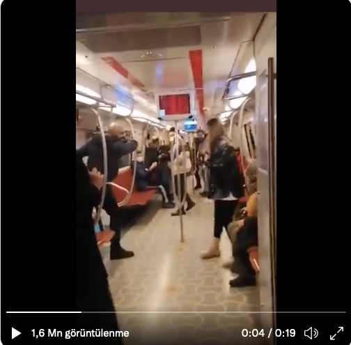 #kadıköymetro This man on Istanbul metro threatened to slash this young woman's face in front of dozens of people, including what appears to be her mother or female relative sitting on the right. 
<a href="/abdulhamitgul/">Abdulhamit Gül</a> Stop this senseless crime by punishing it at the highest level.