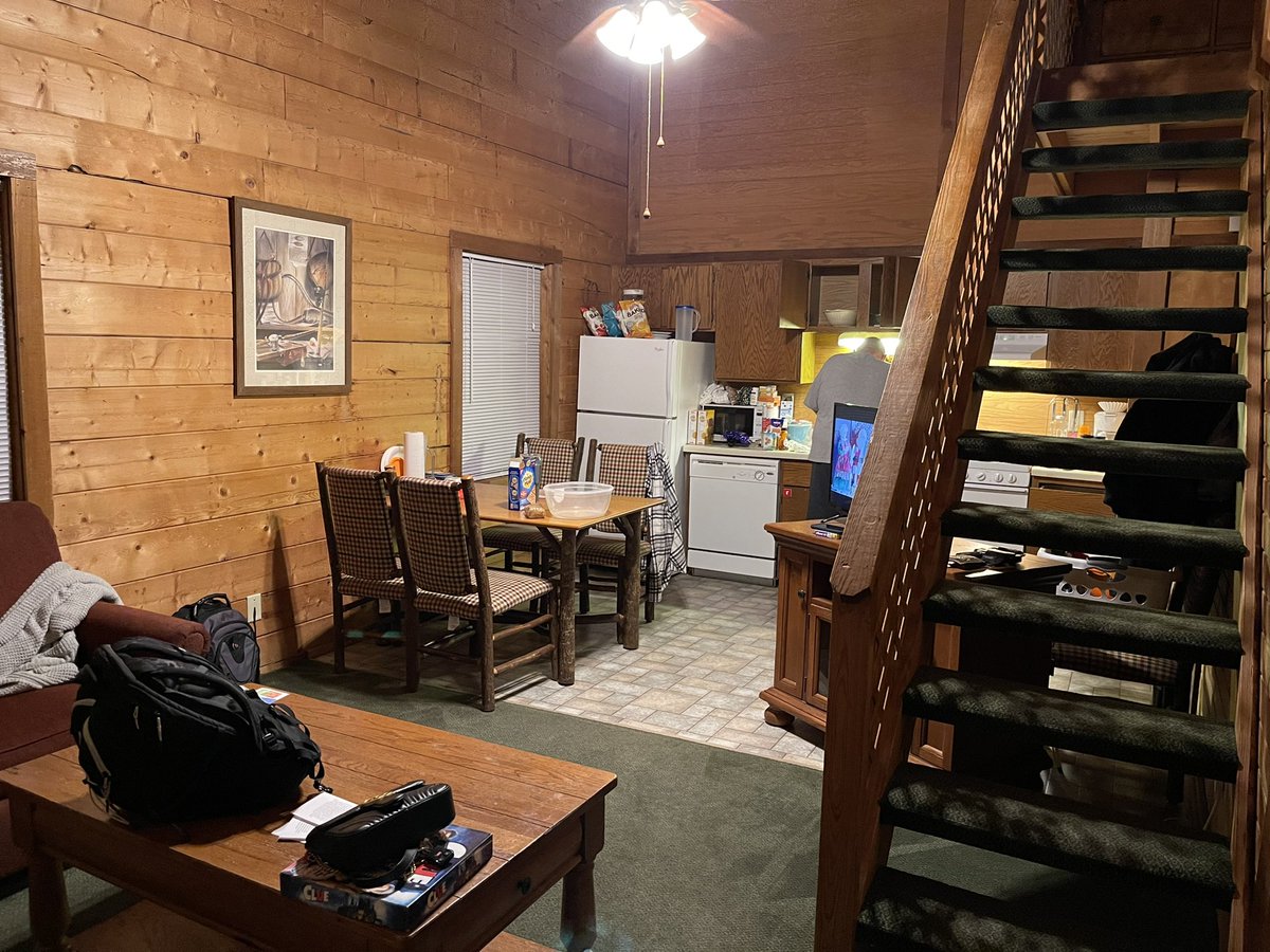 krittle24f's tweet photo. Our home away from home for the rest of the week! Love cabin life with my faves ❤️#byars4 @DylanByars @ashlyn_jaide @seanr25 https://t.co/34GxRXxgHS