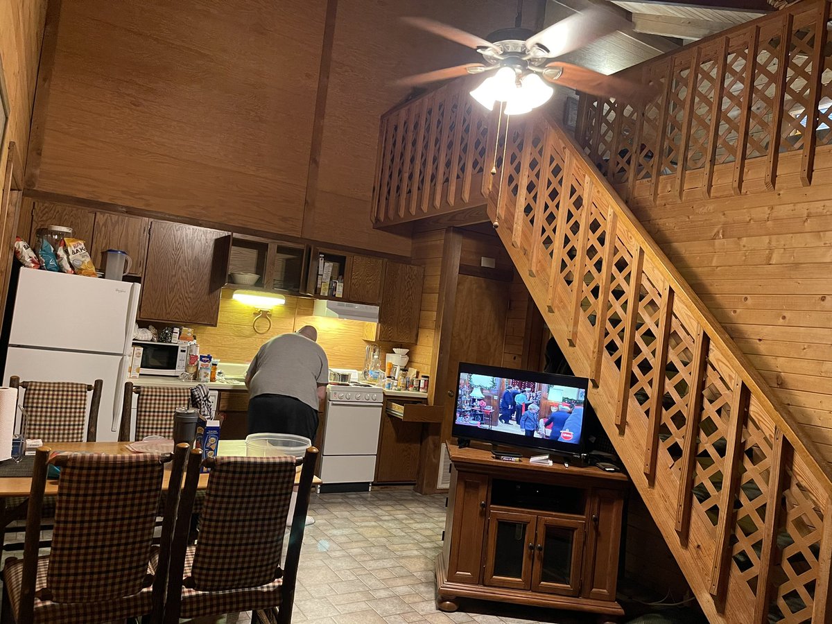 krittle24f's tweet photo. Our home away from home for the rest of the week! Love cabin life with my faves ❤️#byars4 @DylanByars @ashlyn_jaide @seanr25 https://t.co/34GxRXxgHS