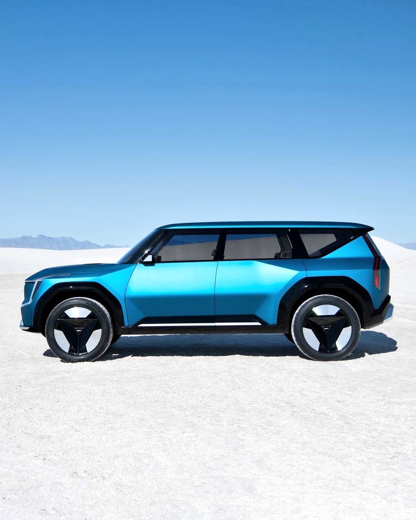 NaigadiC's tweet photo. There is a reason Tesla is the only automaker selling cars with yokes instead of steering wheels. Might Kia become the second? Will the yoke shape be retained when the EV9 electric vehicle becomes a production car? 
#naigadi
#car
#ev
#electriccar 
#kia
#kiaelectriccar https://t.co/bS7BETMr7y