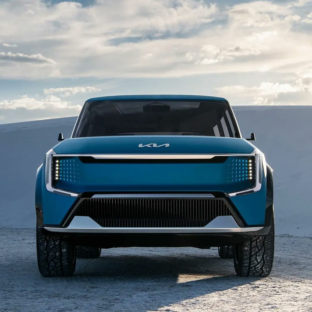 NaigadiC's tweet photo. There is a reason Tesla is the only automaker selling cars with yokes instead of steering wheels. Might Kia become the second? Will the yoke shape be retained when the EV9 electric vehicle becomes a production car? 
#naigadi
#car
#ev
#electriccar 
#kia
#kiaelectriccar https://t.co/bS7BETMr7y