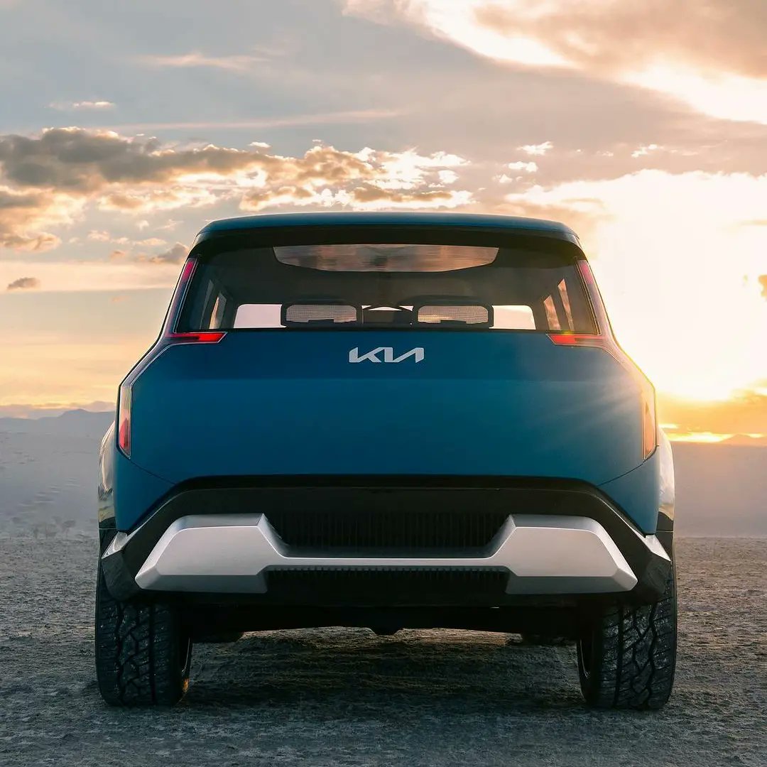 NaigadiC's tweet photo. There is a reason Tesla is the only automaker selling cars with yokes instead of steering wheels. Might Kia become the second? Will the yoke shape be retained when the EV9 electric vehicle becomes a production car? 
#naigadi
#car
#ev
#electriccar 
#kia
#kiaelectriccar https://t.co/bS7BETMr7y