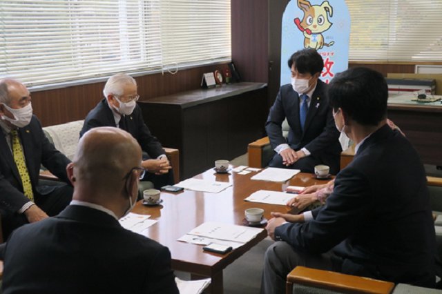 MIC_JAPAN's tweet photo. 茨城県内の行政相談委員との懇談会の開催（令和3年11月22日）

三浦総務大臣政務官は水戸地方合同庁舎（茨城県水戸市）において、小野勝久茨城行政相談委員協議会会長（全国行政相談委員連合協議会会長）を始め、茨城県内の行政相談委員の代表との車座での懇談会を行いました。https://t.co/ccYYPGJ5PE https://t.co/OvbgLSo7Ql