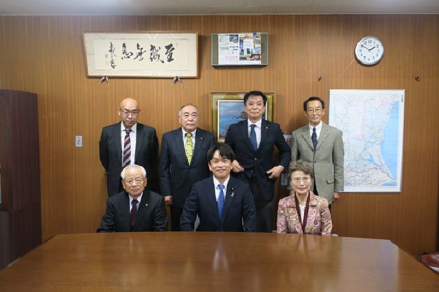 MIC_JAPAN's tweet photo. 茨城県内の行政相談委員との懇談会の開催（令和3年11月22日）

三浦総務大臣政務官は水戸地方合同庁舎（茨城県水戸市）において、小野勝久茨城行政相談委員協議会会長（全国行政相談委員連合協議会会長）を始め、茨城県内の行政相談委員の代表との車座での懇談会を行いました。https://t.co/ccYYPGJ5PE https://t.co/OvbgLSo7Ql