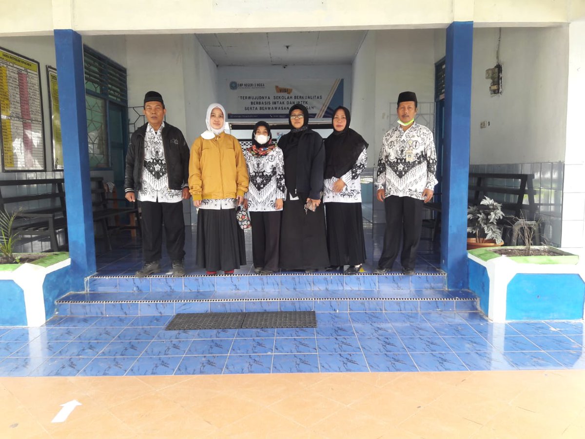 3Moga's tweet photo. bapak/ibu guru sebelum mengikuti upacara hari guru. https://t.co/4djILpZKUp