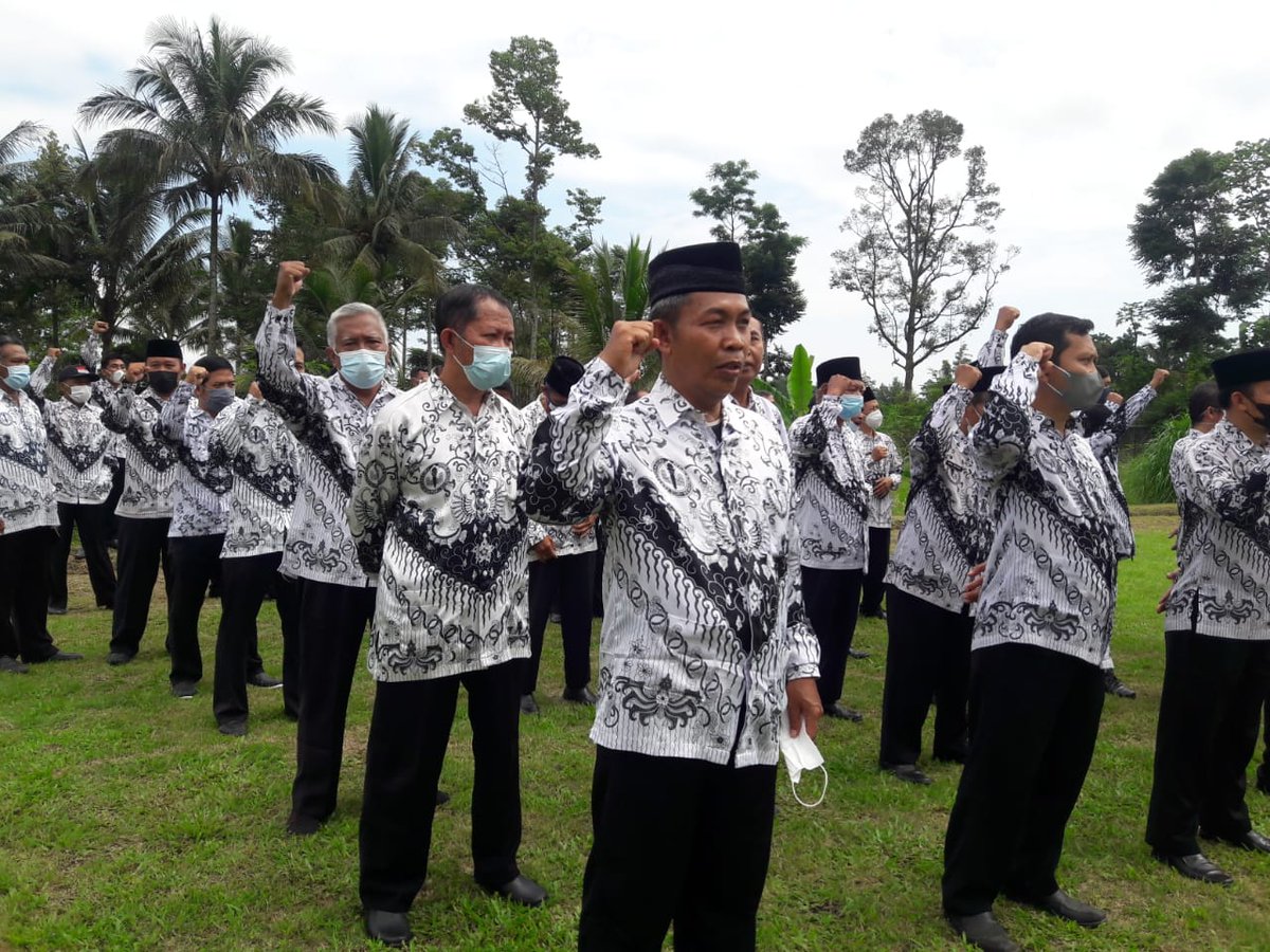 3Moga's tweet photo. Suasana upacara hari guru 2021 di SMP Alfaqih Sima Kec. Moga https://t.co/j91V7wJ3vI