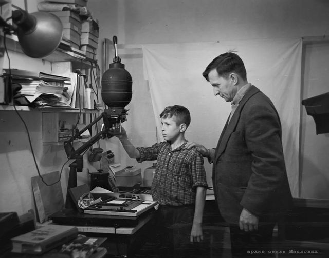 ryzhkov154's tweet photo. Незабываемые уроки фотографии...    1961 г.        А.Маслов. 
  фотоувеличитель  ,,Ленинград,, https://t.co/fuhqJN6qlL