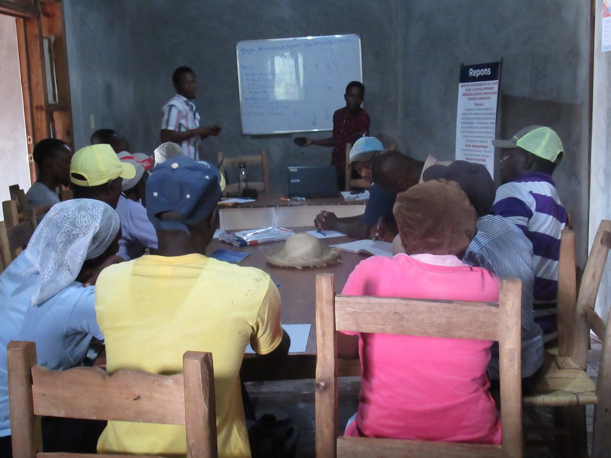 GRADAID1's tweet photo. Gradaid Haiti a organisé, ce lundi 22 Novembre 2021, une séance de formation sur les techniques de conservation des semences locale. Organisée à l'intention des paysans du bas Nord-ouest, bénéficiaires de GRADAID, la formation a été animée par Johny EUGENE, agronome, stagiaire. https://t.co/6kJzVON01W