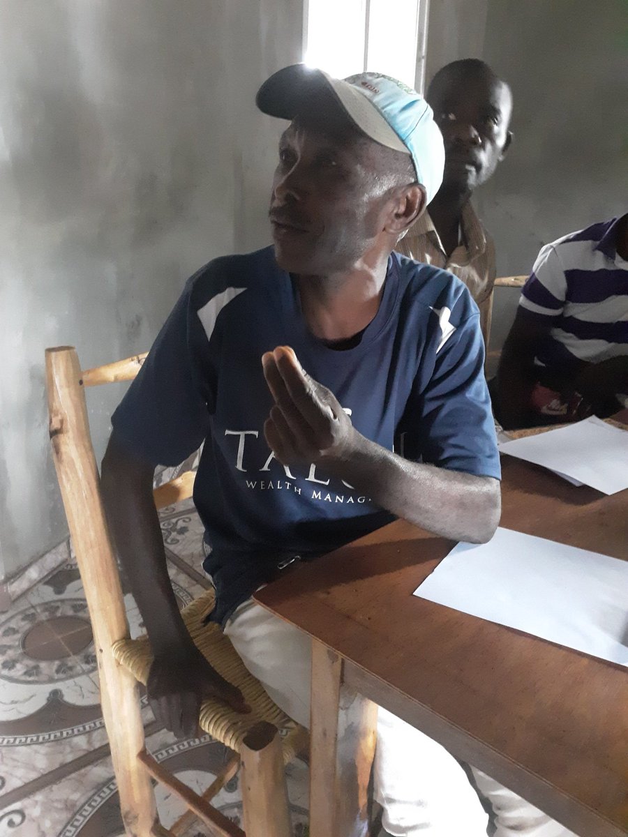 GRADAID1's tweet photo. Gradaid Haiti a organisé, ce lundi 22 Novembre 2021, une séance de formation sur les techniques de conservation des semences locale. Organisée à l'intention des paysans du bas Nord-ouest, bénéficiaires de GRADAID, la formation a été animée par Johny EUGENE, agronome, stagiaire. https://t.co/6kJzVON01W