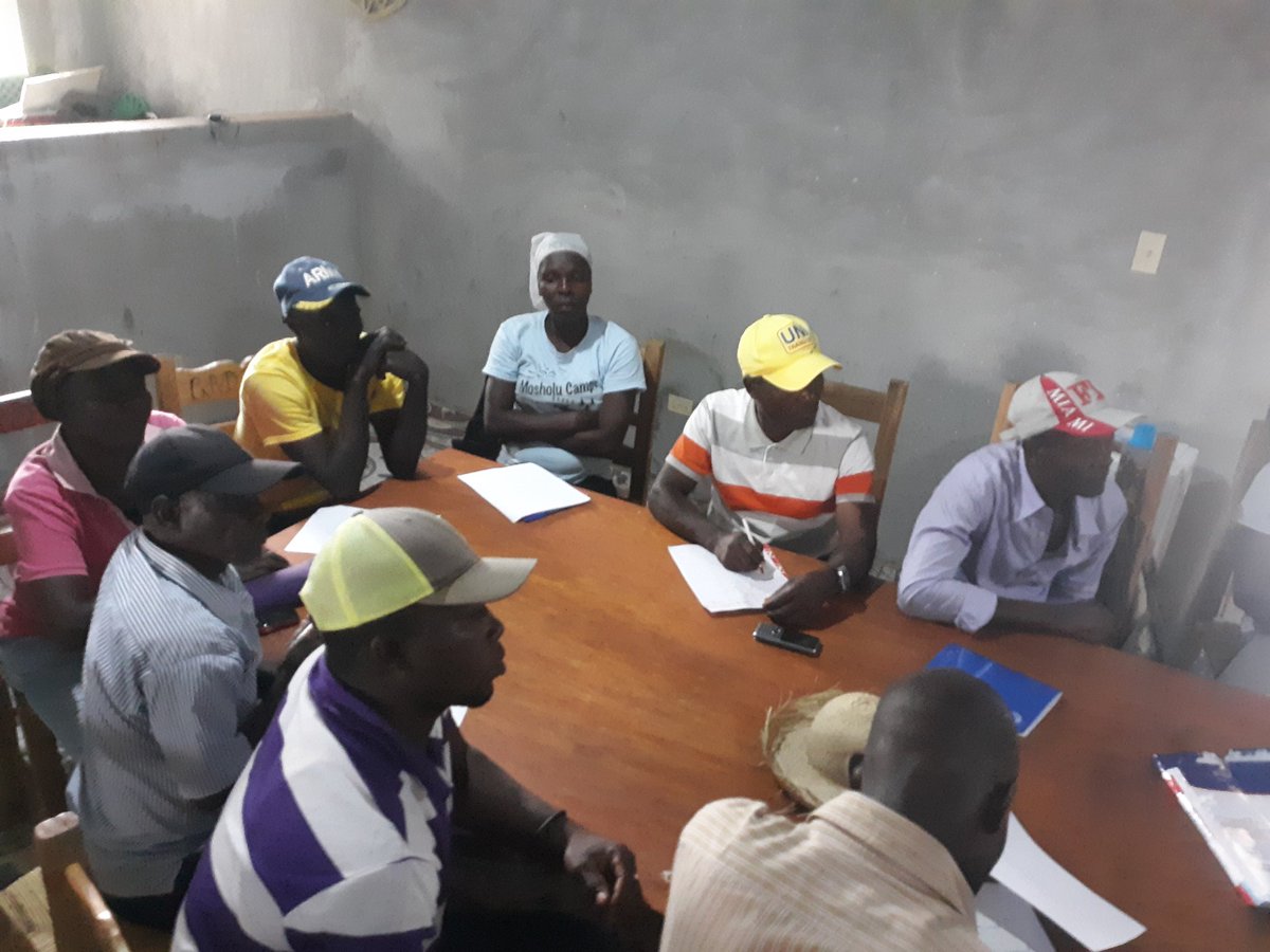 GRADAID1's tweet photo. Gradaid Haiti a organisé, ce lundi 22 Novembre 2021, une séance de formation sur les techniques de conservation des semences locale. Organisée à l'intention des paysans du bas Nord-ouest, bénéficiaires de GRADAID, la formation a été animée par Johny EUGENE, agronome, stagiaire. https://t.co/6kJzVON01W