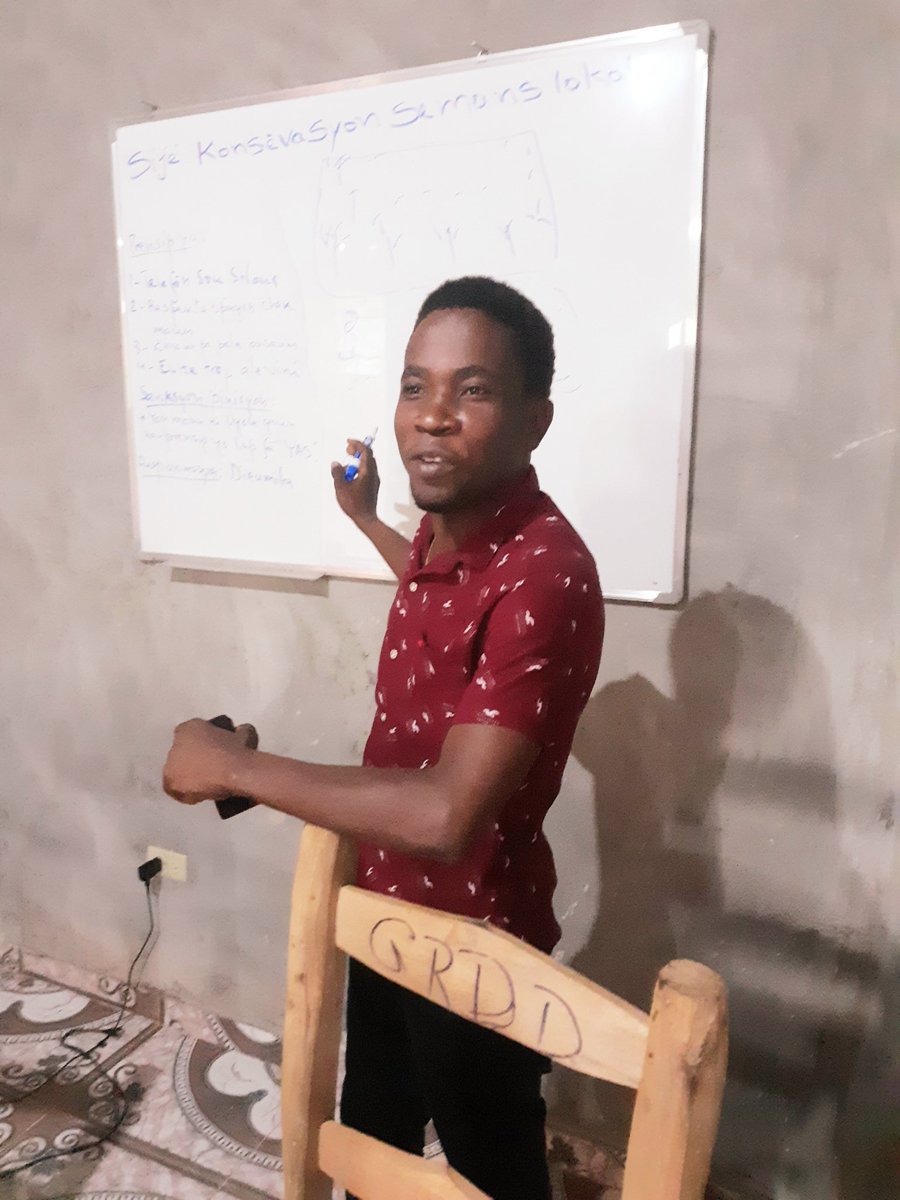 GRADAID1's tweet photo. Gradaid Haiti a organisé, ce lundi 22 Novembre 2021, une séance de formation sur les techniques de conservation des semences locale. Organisée à l'intention des paysans du bas Nord-ouest, bénéficiaires de GRADAID, la formation a été animée par Johny EUGENE, agronome, stagiaire. https://t.co/6kJzVON01W