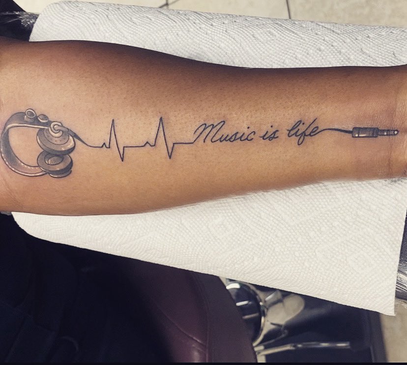 Lindzeka_usa's tweet photo. In my late brothers honor🕊💉🎧
#firstink #firsttattoo #ink #tattoo #musicislife https://t.co/JTlJwUqswq