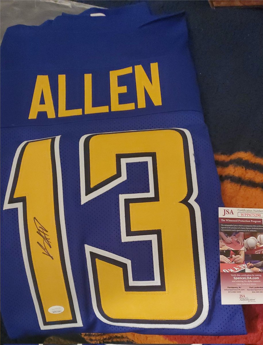 BearlySavage93's tweet photo. #BoltFam Seeing as how the holidays are supposed to be about giving, loving, and sharing moments with those we love, so how about a giveaway? I have a signed @Keenan13Allen jersey that could be yours. All you have to do is Like, &amp; RT this post. Happy holidays and #BoltUp ⚡💛💙⚡ https://t.co/EGSaKtTaNB