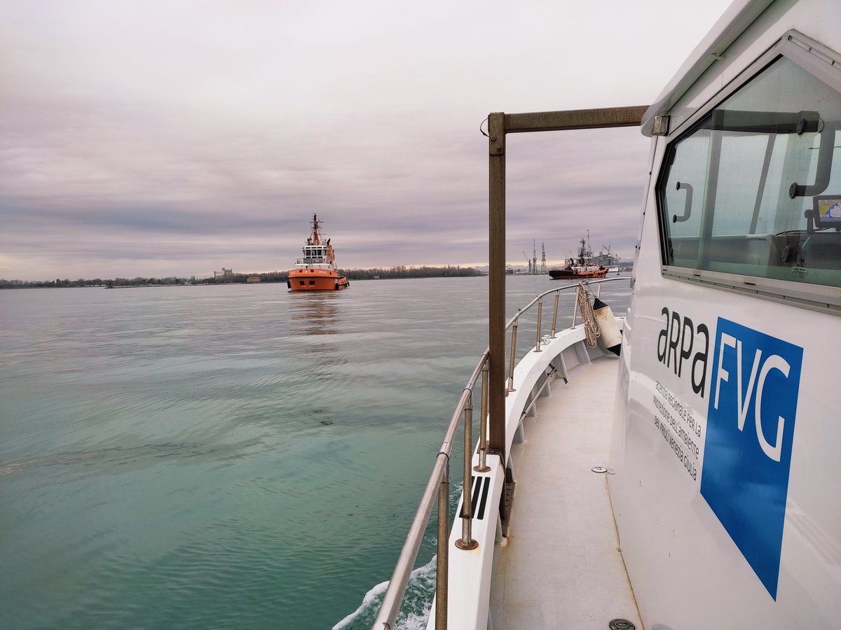 ARPAFVG's tweet photo. Oggi #ArpaFVG è impegnata in un'esercitazione #antincendio e #antinquinamento con la Capitaneria di Porto di #Monfalcone, le Forze dell'Ordine e gli Enti preposti in caso di #incidente in #mare
#AlLavoroConArpaFVG #ambiente #firespill https://t.co/ljwcuxCxCT