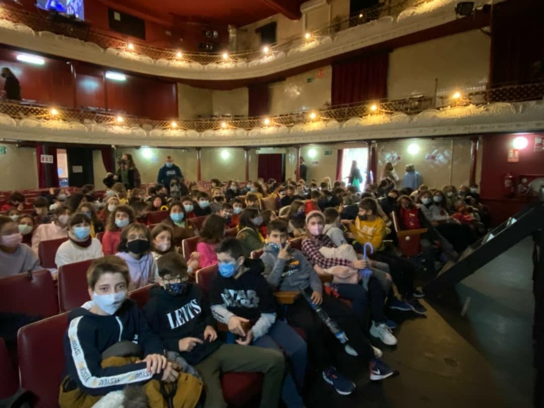 Yesterday, 5th and 6th Grade have enjoyed the play “Frankestein”, we’ve seen that thanks to a great storm magic things can happen. Here you have the plot if you want to go further. Cheer Up!
#connectatsambgoig 
#RedCentrosIT