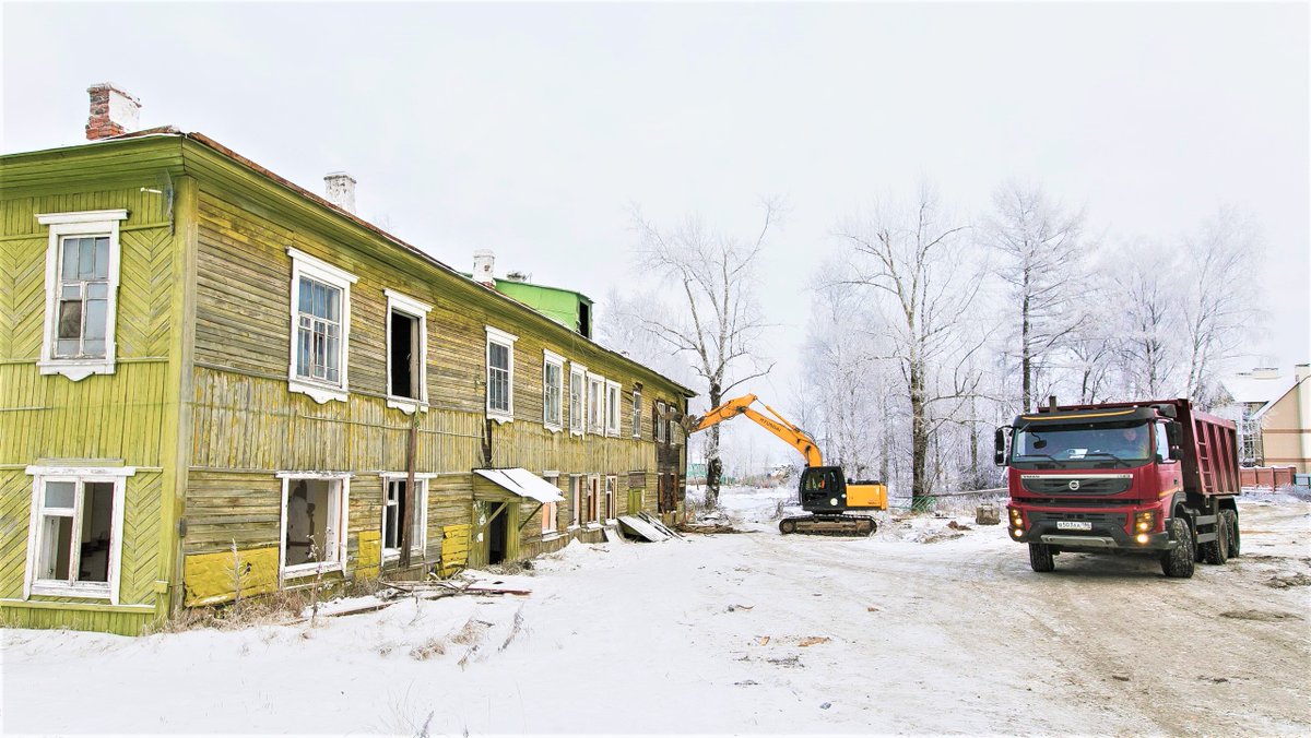 аварийный дом. ханты-мансийск бараки. график расселения аварийных домов. аварийное жилье. программа переселения из ветхого жилья.