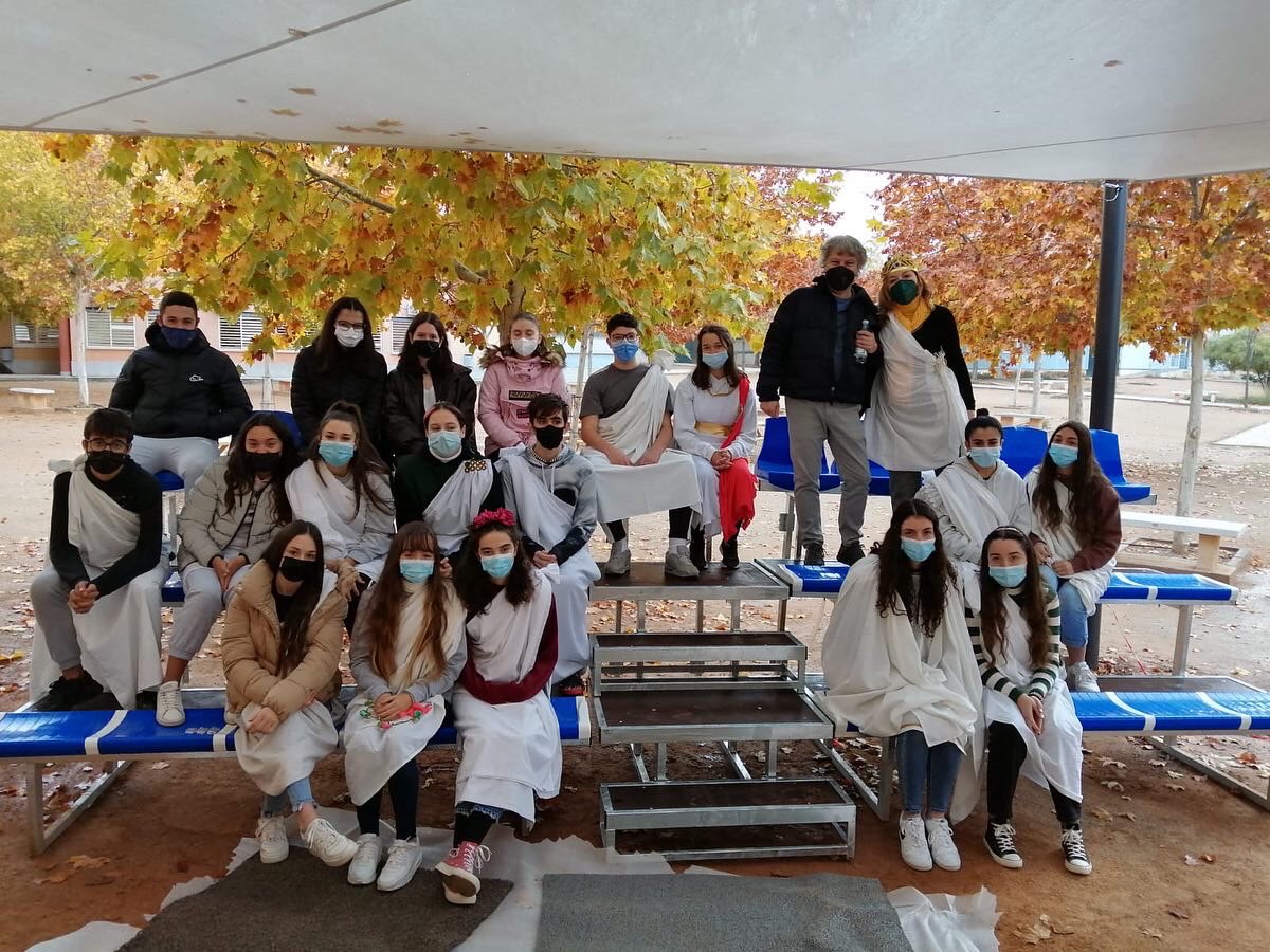 eliesaricel's tweet photo. Hoy estrenamos las gradas en @eliesaricel con la actividad ‘Tertulia de Diosas’ organizada por la profesora Ana López en la asignatura de latín  con motivo del #25nov #25NEducaAnd# #albolote https://t.co/voqMg43I0J