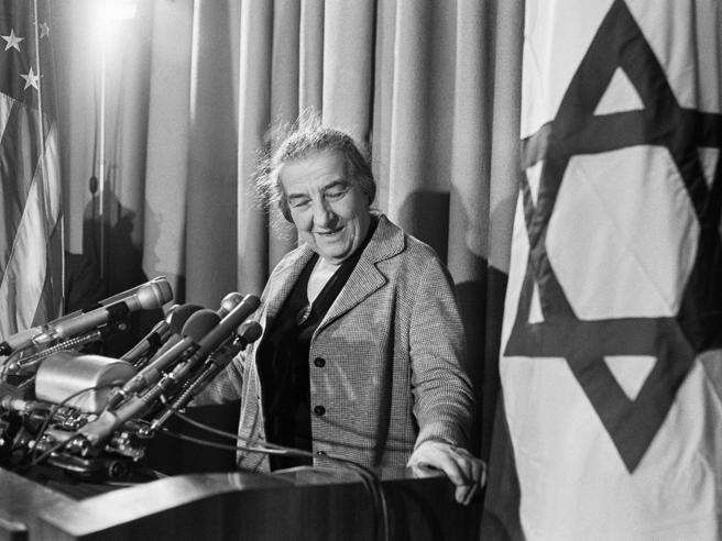 DarioBallini's tweet photo. Nel 1970 una serie di stupri efferati scosse l'opinione pubblica israeliana a tal punto che arrivò la richiesta di coprifuoco per le donne. 
La risposta di Golda Meir fu tranchant:

"Sono gli uomini che attaccano le donne - se c’è un coprifuoco, che stiano a casa gli uomini” https://t.co/g5atVd3FYh
