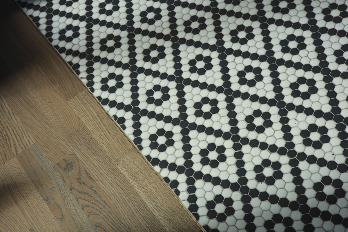 HISBALITmosaico's tweet photo. PIEZAS PREMIUM que bailan a ritmo de música 🤍M I N U E T T O 🖤 #BlackWhiteHisbalit  🎼

📸Alfombra de #mosaico proyectada por #ProyectoSingular para #LaMamonaAravaca 

#RestaurantDesign #Mosaic #mosaic #mosaictile #ihavethisthingwithtile #Mosaicfloors https://t.co/LX7VKASmtr