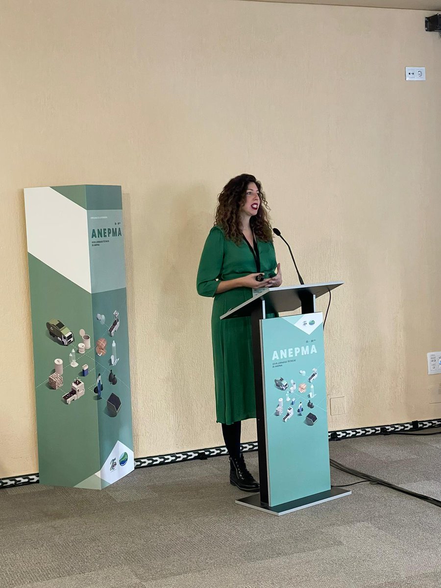 JornadasAnepma's tweet photo. Comenzamos el 3º día de las #jornadasanepma con la ponencia sobre criterios a aplicar en el cálculo de la financiación del coste de la gestión de residuos de envases domésticos por María Torres Directora General @noraysevilla consultores #anepmachiclana https://t.co/YyS32XOqD7