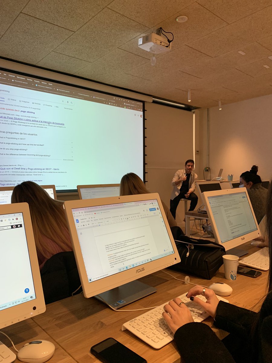 klkagencia's tweet image. Hoy el equipo de KLK aprendemos justo a @ernestogbusta en la clase #seo estrategias y auditoria seo. #clase15 @aulaCM